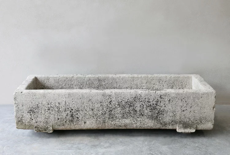 alter trog von französischer kalkstein