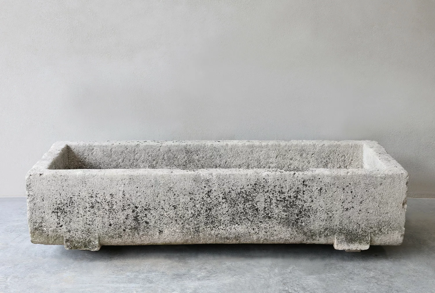 antiker trog von französischer kalkstein