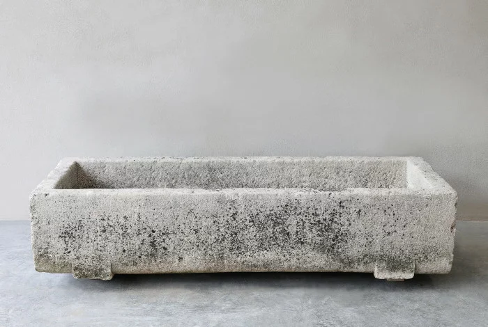 alter trog von französischer kalkstein