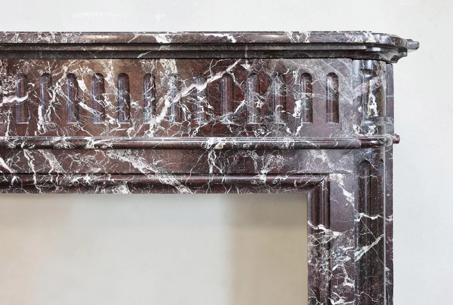 Detail rechte Ecke des breiten Frieses am Rouge Levanto Marmorkamin, Ref. 1172