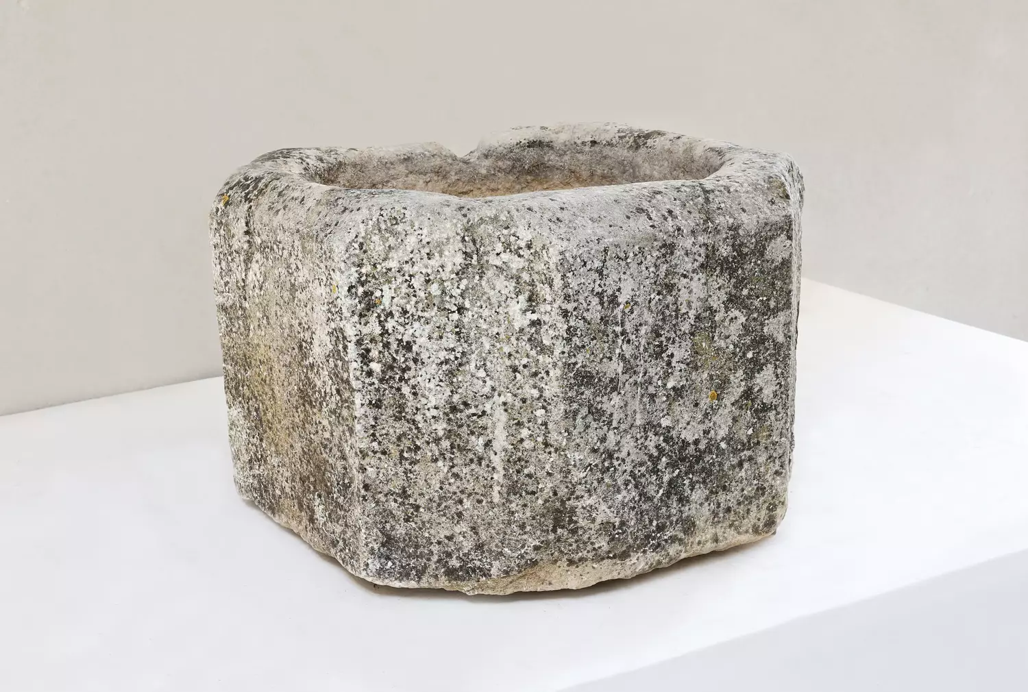 alte spüle von französischer kalkstein