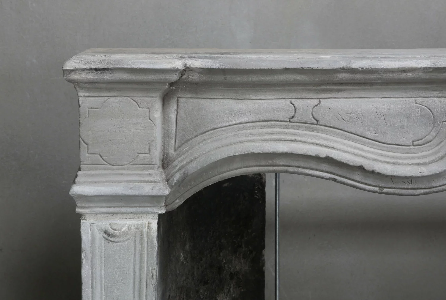 Aufwändiger antiker Kamin