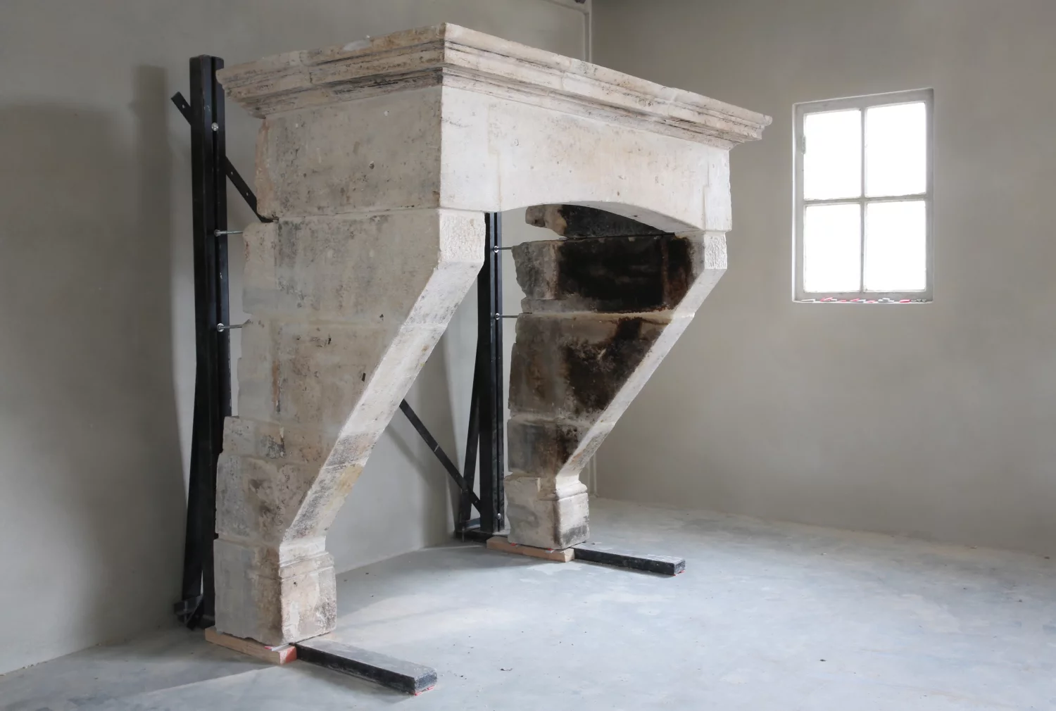 alte kamin von französischer kalkstein