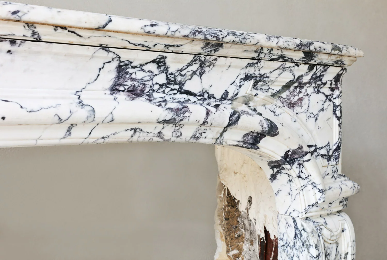 alte kamin von paonazzo marmor