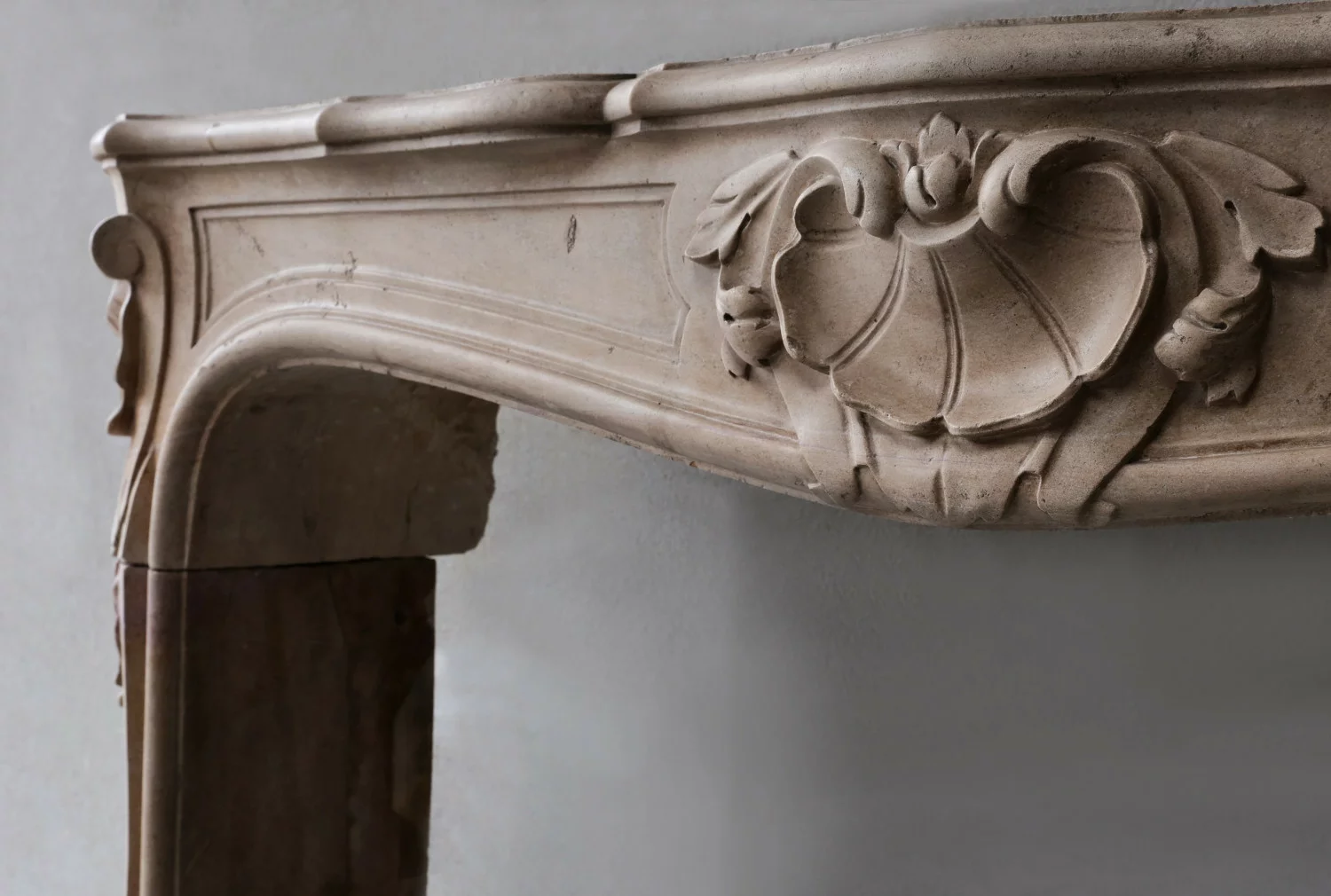 alte kamin von burgunder stein