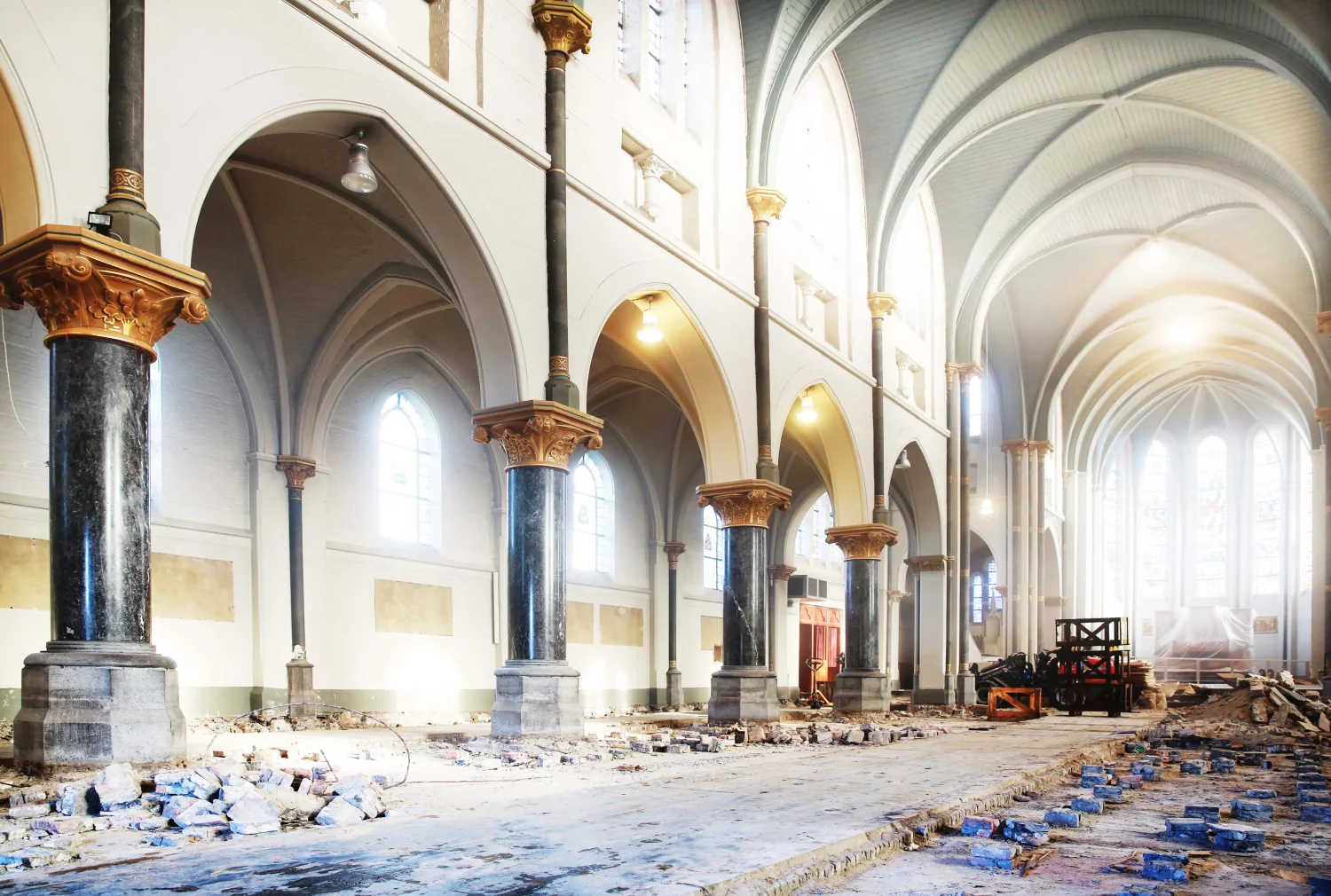 Ausbau eines historischen Steinbodens in einer Kirche des 18. Jahrhunderts in Klundert durch das Team von De Opkamer