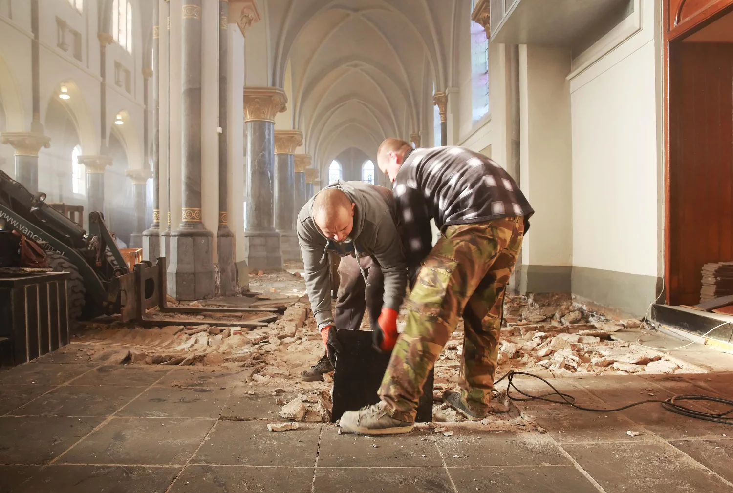 Gestapelte antike Kirchenplatten 44x44 cm nach dem Ausbau aus der Kirche in Klundert (Niederlande)