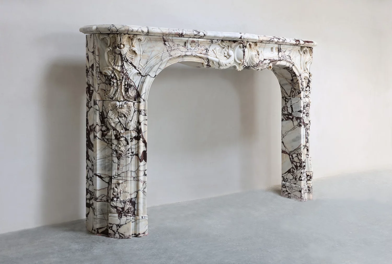 Schrägansicht eines antiken französischen Marmorkamins im Louis-XV-Stil, Kaminmaske aus seltener Brèche Violette, Paris 19. Jahrhundert, dekorativer Vintage Mantle