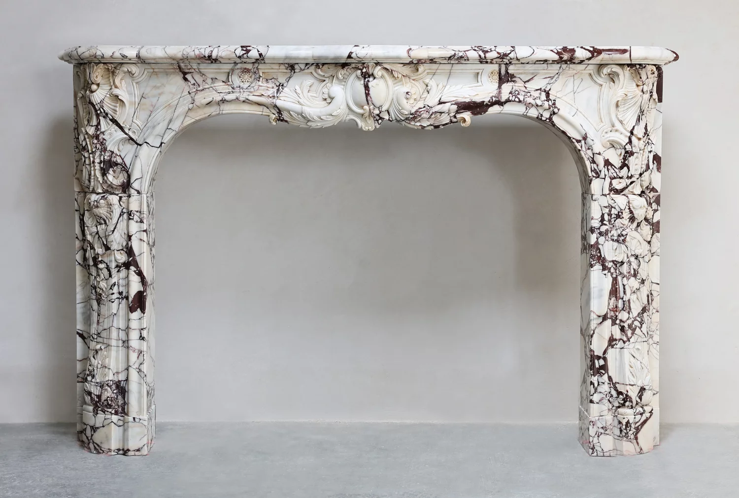 Monumentaler antiker Louis-XV Marmorkamin aus Paris, 19. Jahrhundert, Brèche Violette Marmor, Fireplace Mantel, imposanter Focal Point und Statement Piece für luxuriöse Interieur