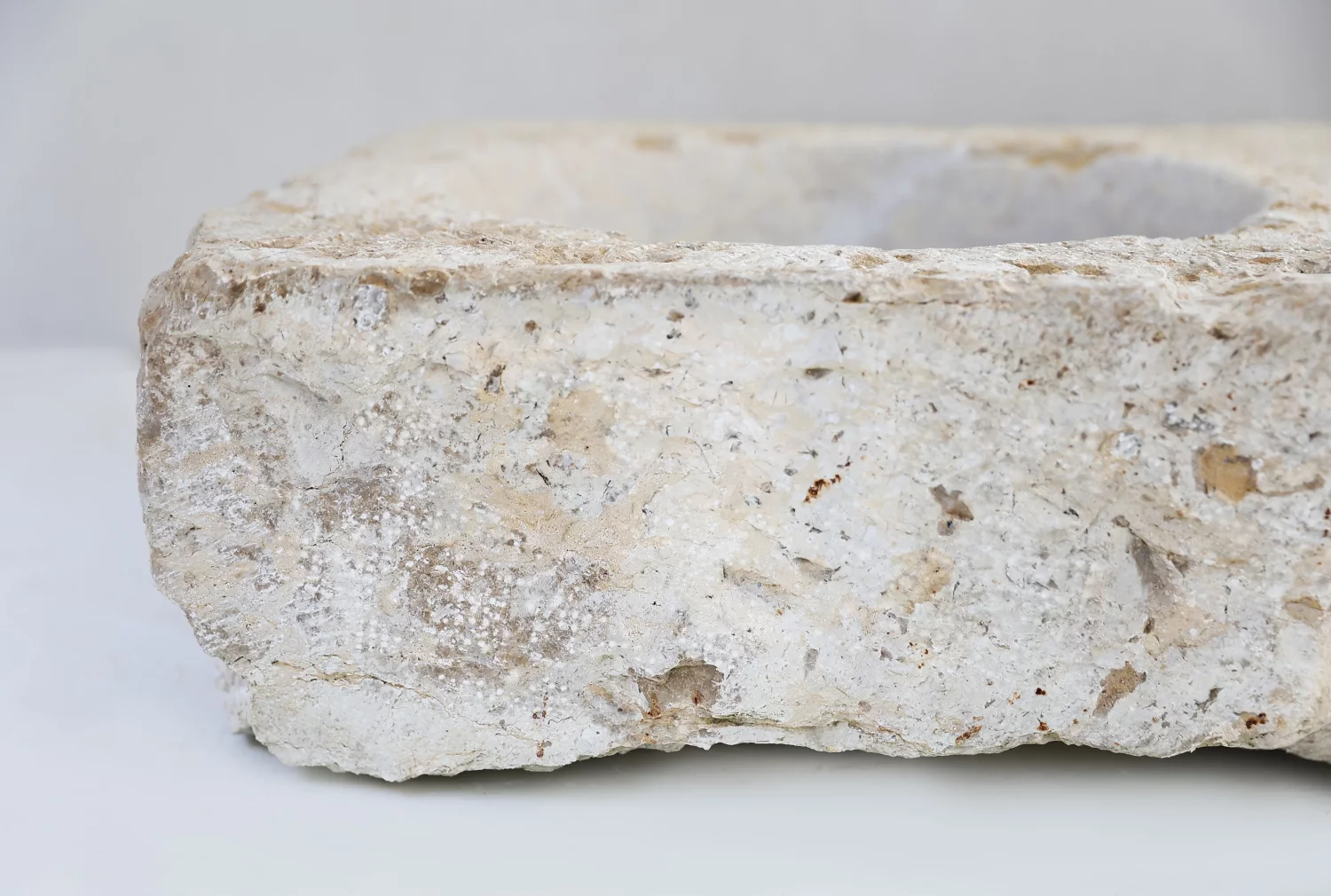 alte spüle von französischer kalkstein