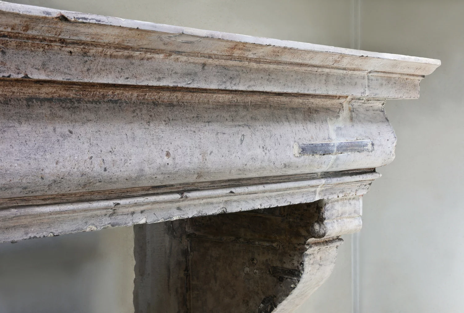 alte kaminmaske von französischer kalkstein