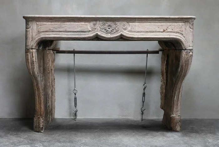 antiker kamin von kalkstein