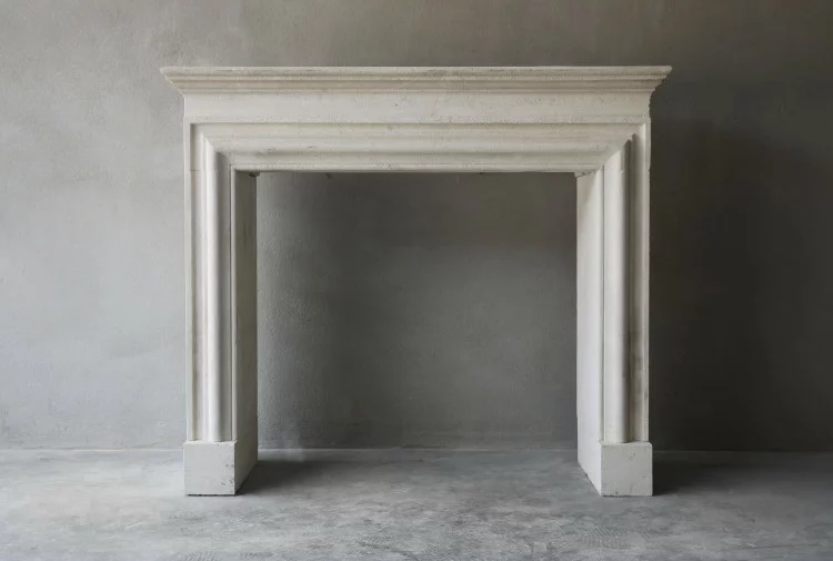 Schöner weißstein Kamin