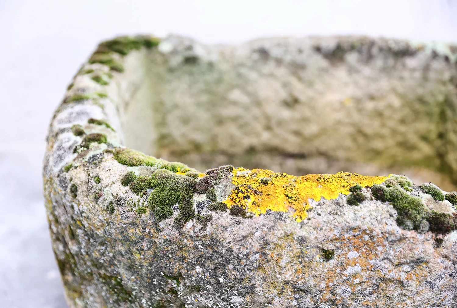 alte waschbecken von französischer kalkstein