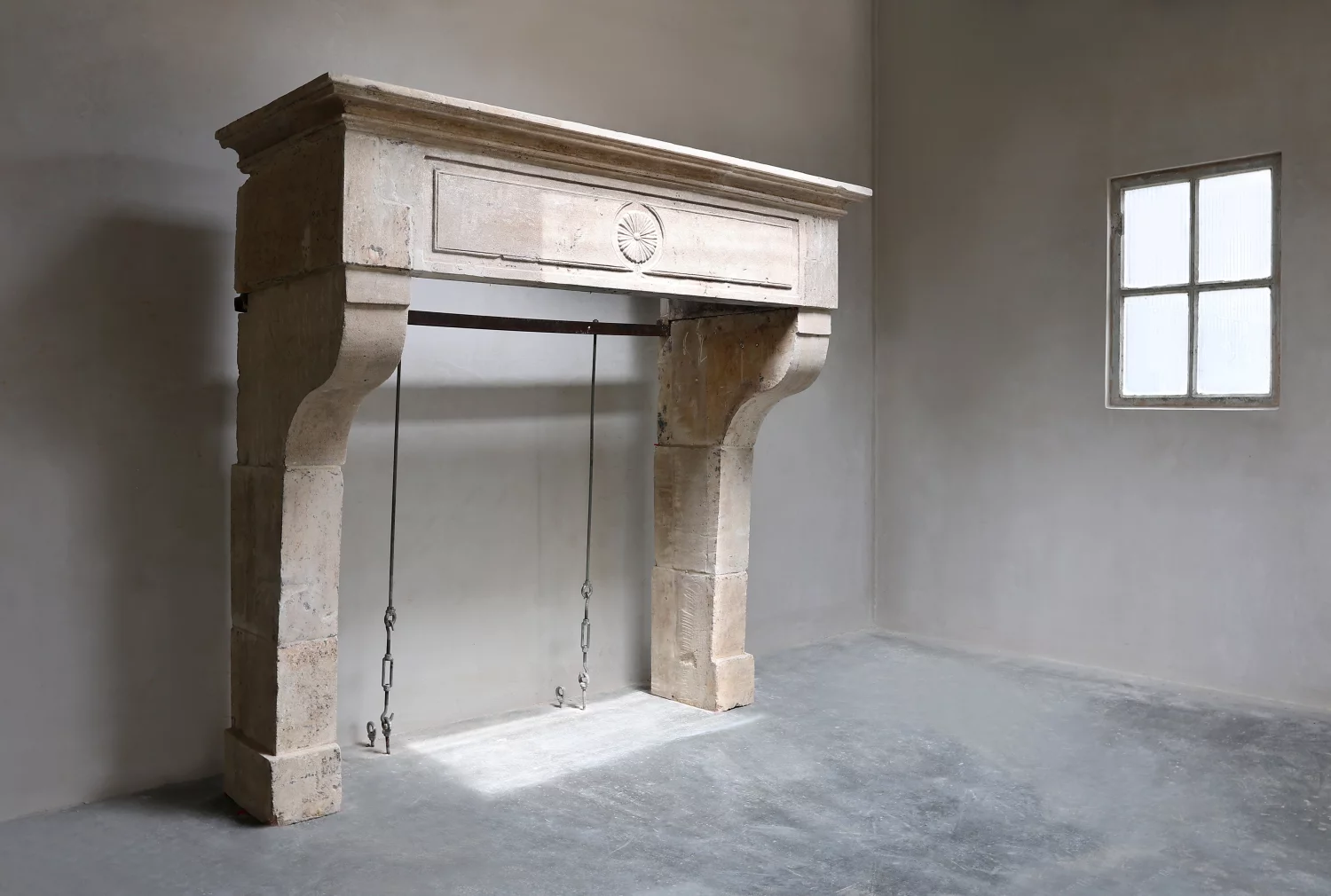 alte kaminmaske von französischer kalkstein