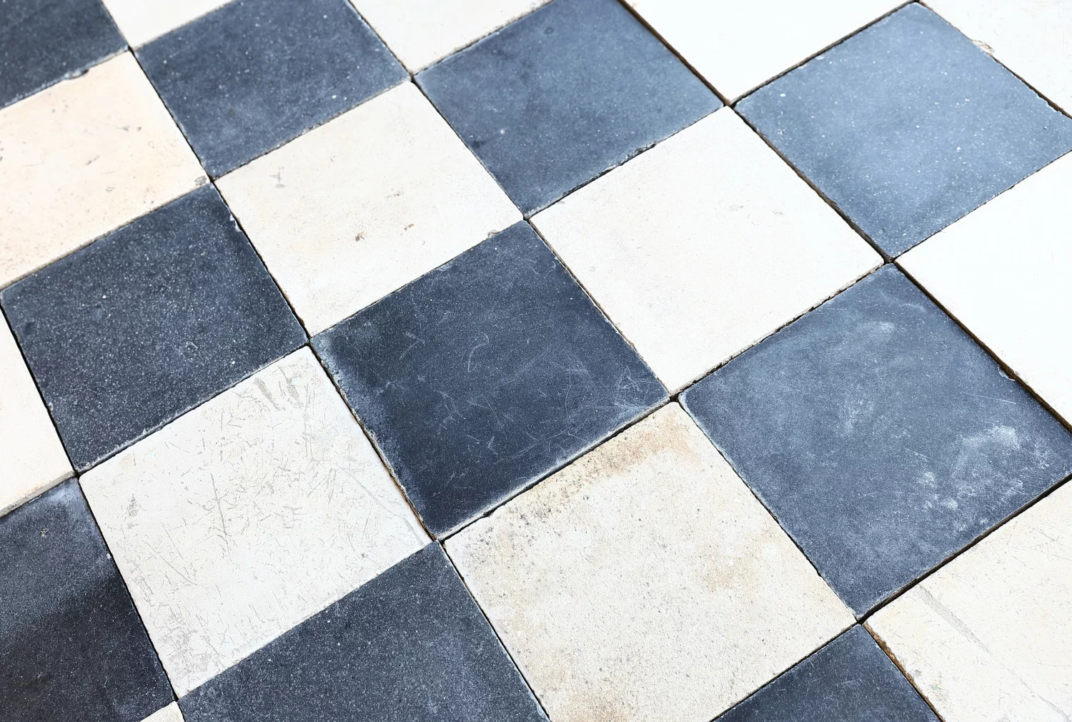 weiß|schwarze fliesen