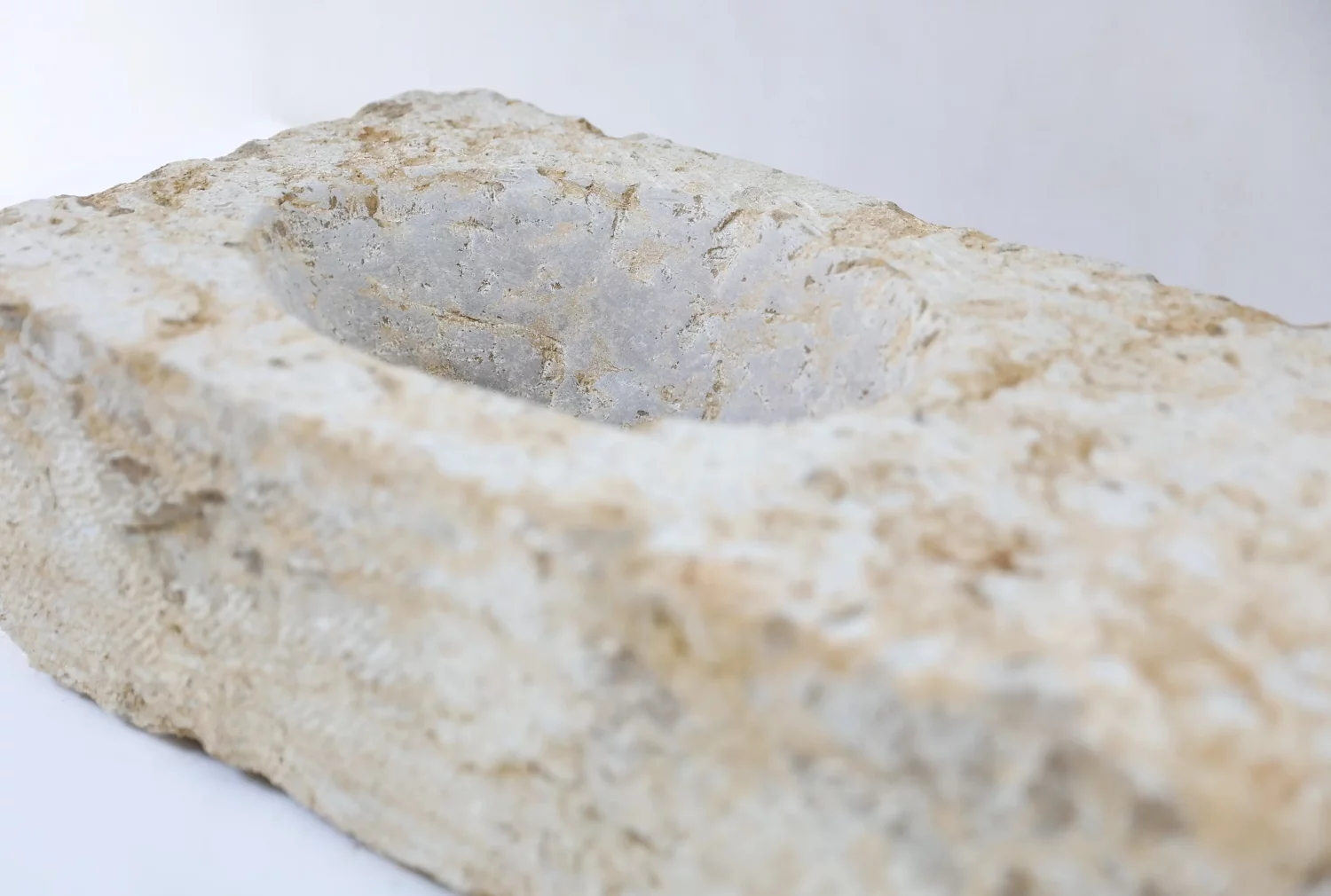 alte waschbecken von französischer kalkstein