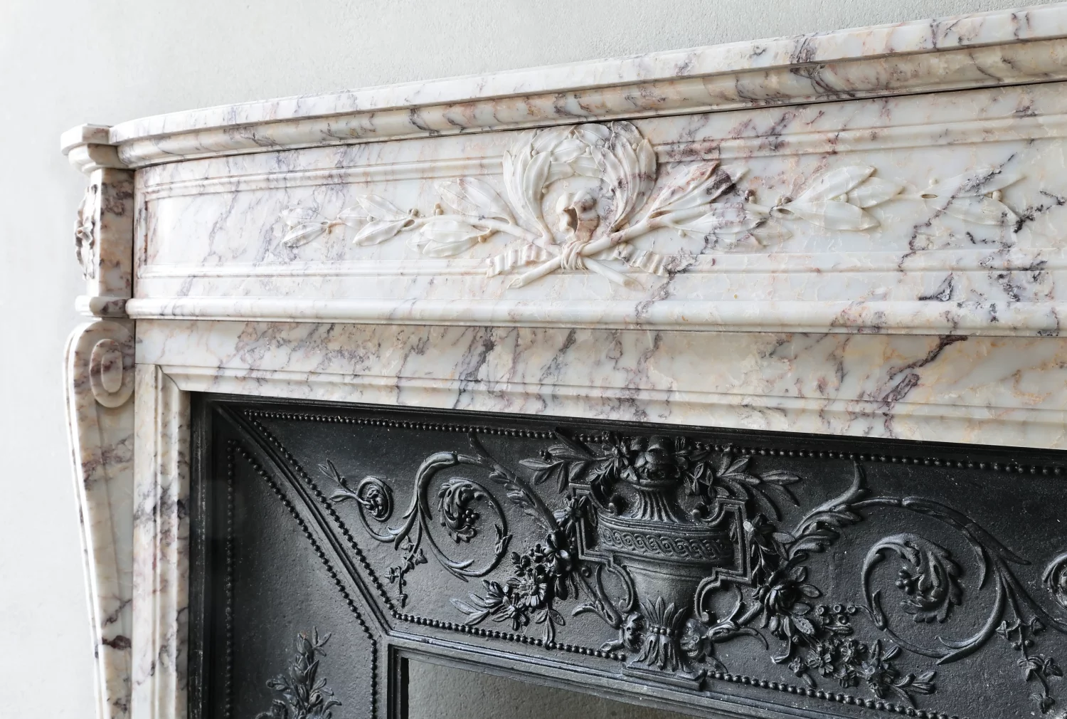 Schrägdetail am Sturz: Kartusche und kontrastreiche Aderung der Kaminmaske, Ref. 1581.