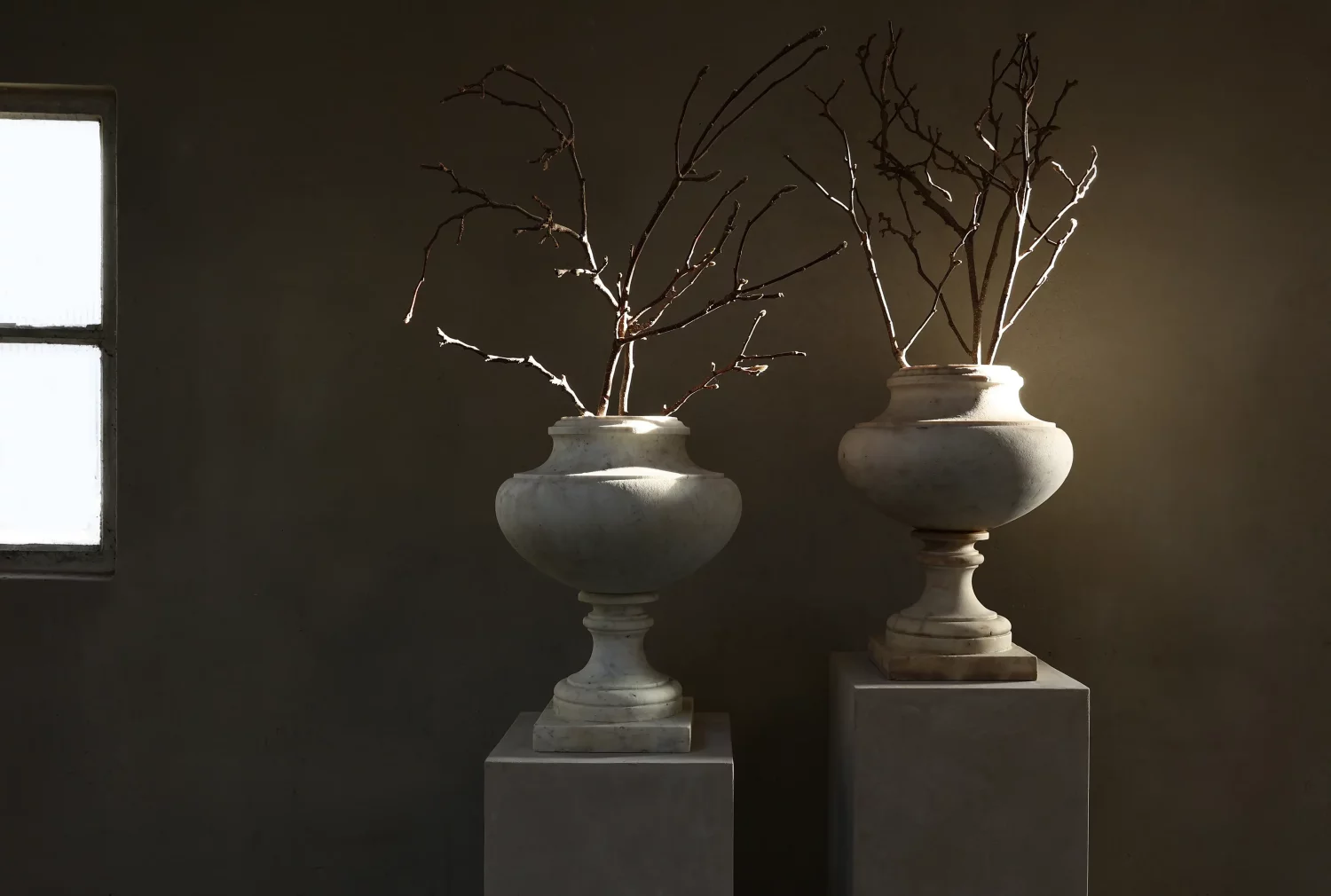 Antike Marmorurnen als Paar aus weißem Marmor, klassizistische Silhouette auf Sockelbasen, Frontalansicht, Ref. ID100