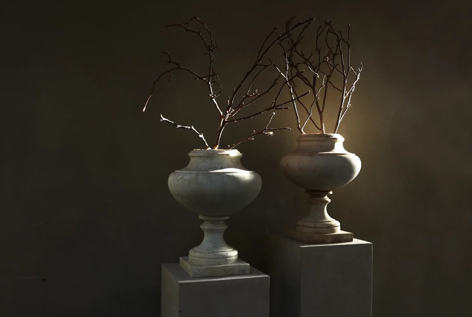 Antike Urnen aus weißem Marmor, Schrägansicht mit Randprofil und Volumen, Italien um 1900