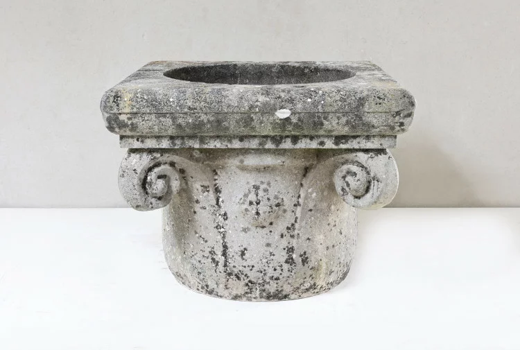 Antike Brunneneinfassung