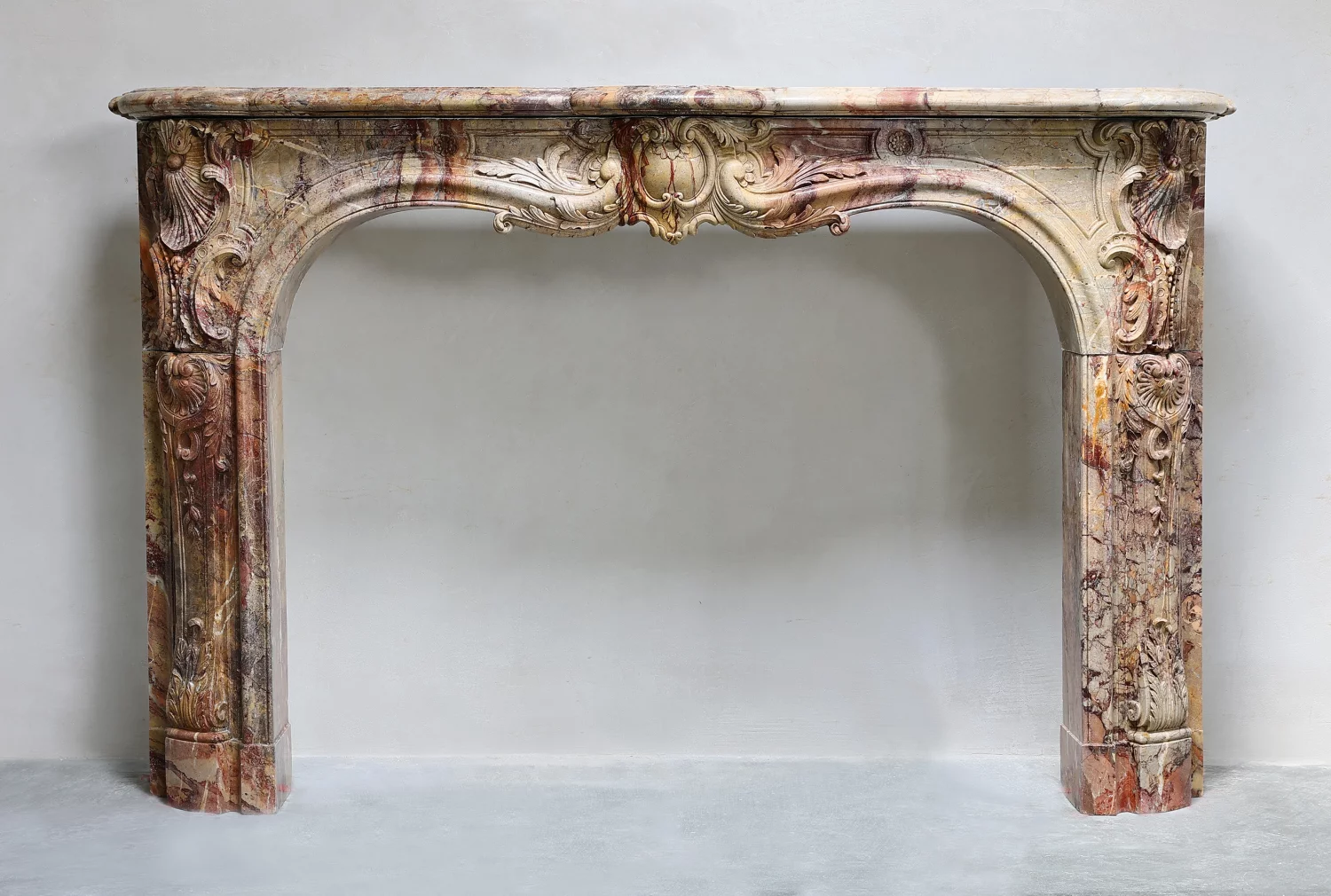 Monumentaler antiker Louis-XV Marmorkamin aus Paris, 19. Jahrhundert, Sarrancolin-Marmor, Fireplace Mantel, imposanter Focal Point und Statement Piece für luxuriöse Interieurs