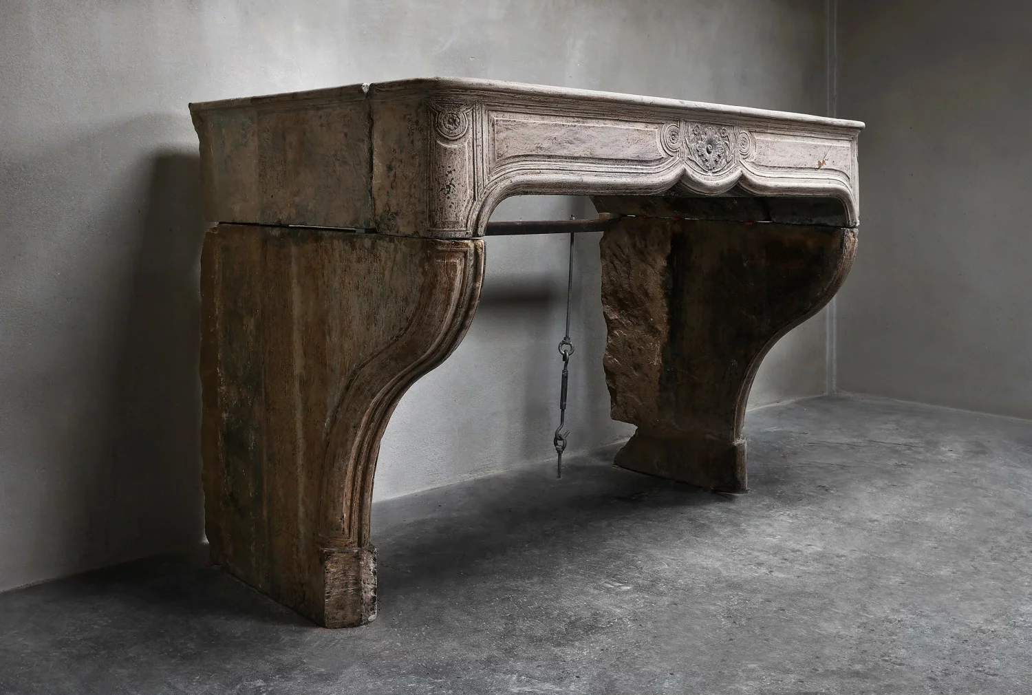 alte kamin von französischer kalkstein