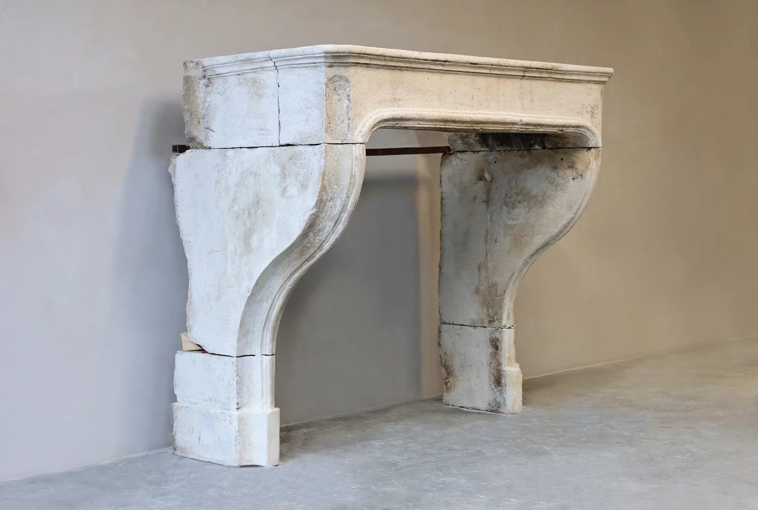 antiker kamin von französischer kalkstein