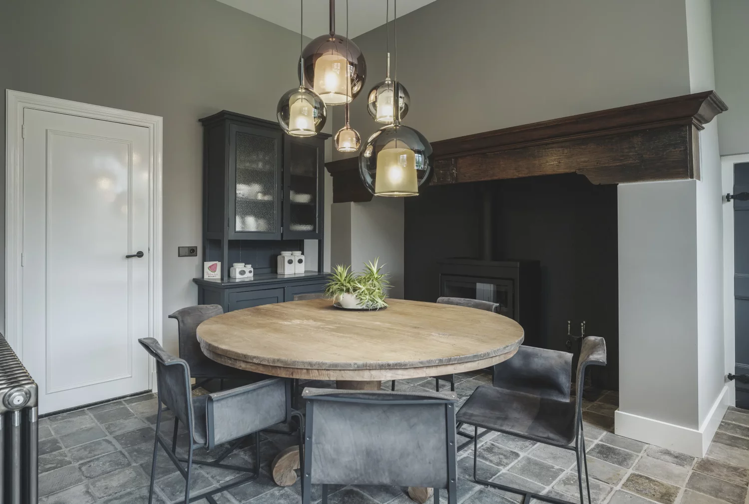 alte grau/braune fliesen