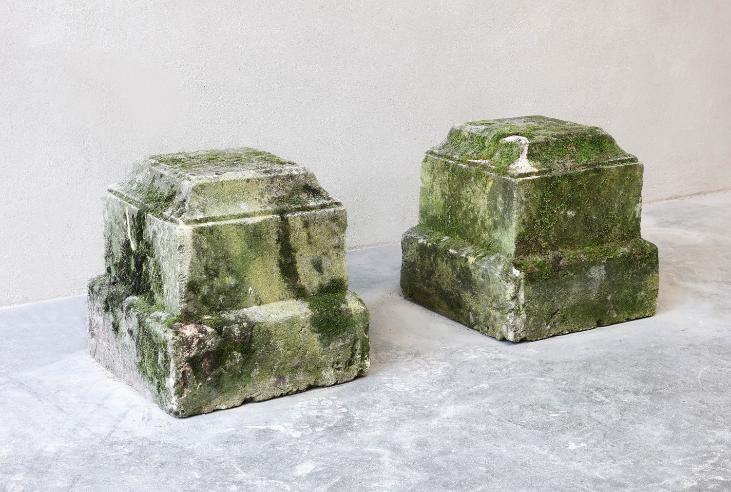 französischer Satz von zwei Sockeln