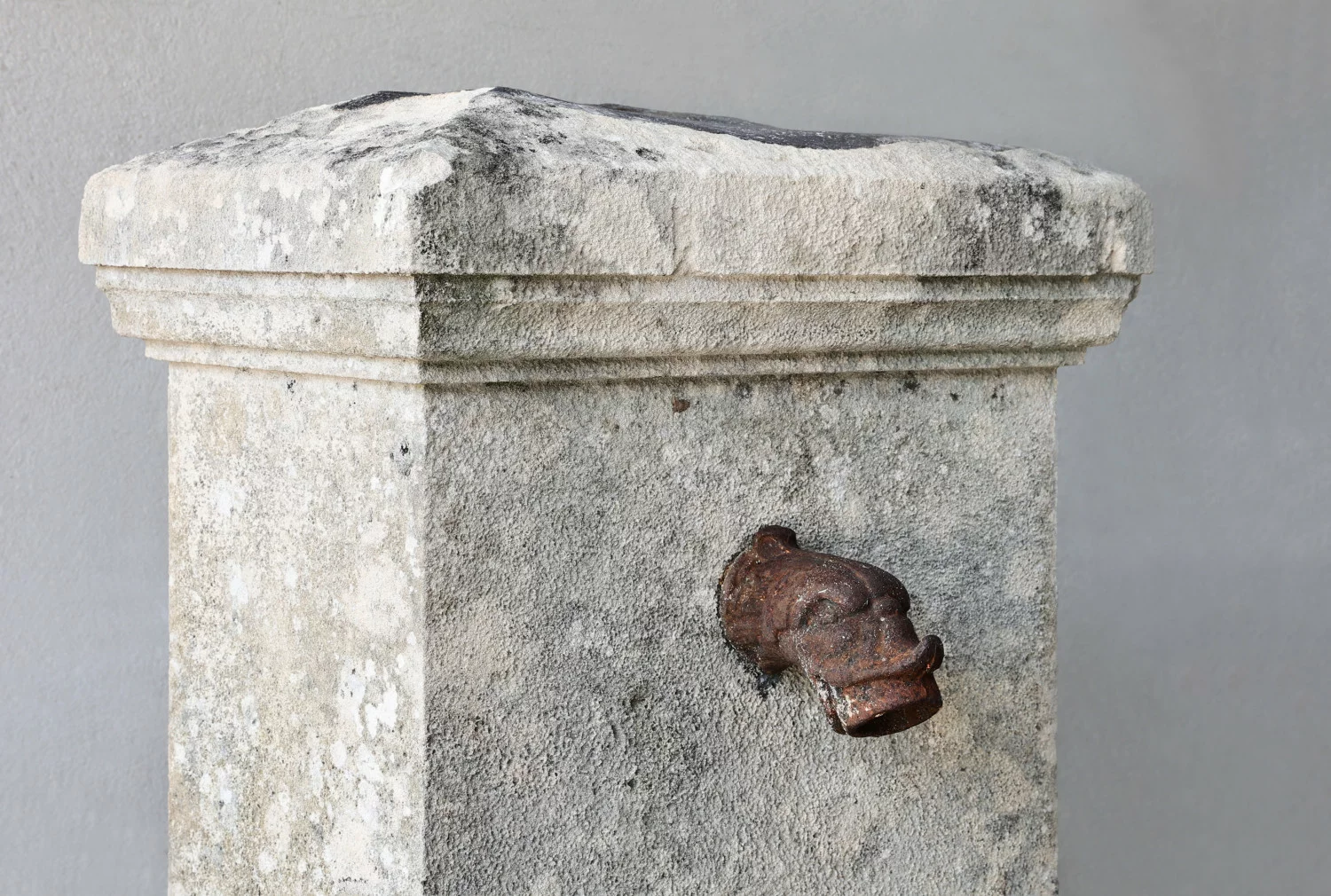 alte Brunnen von französischer kalkstein