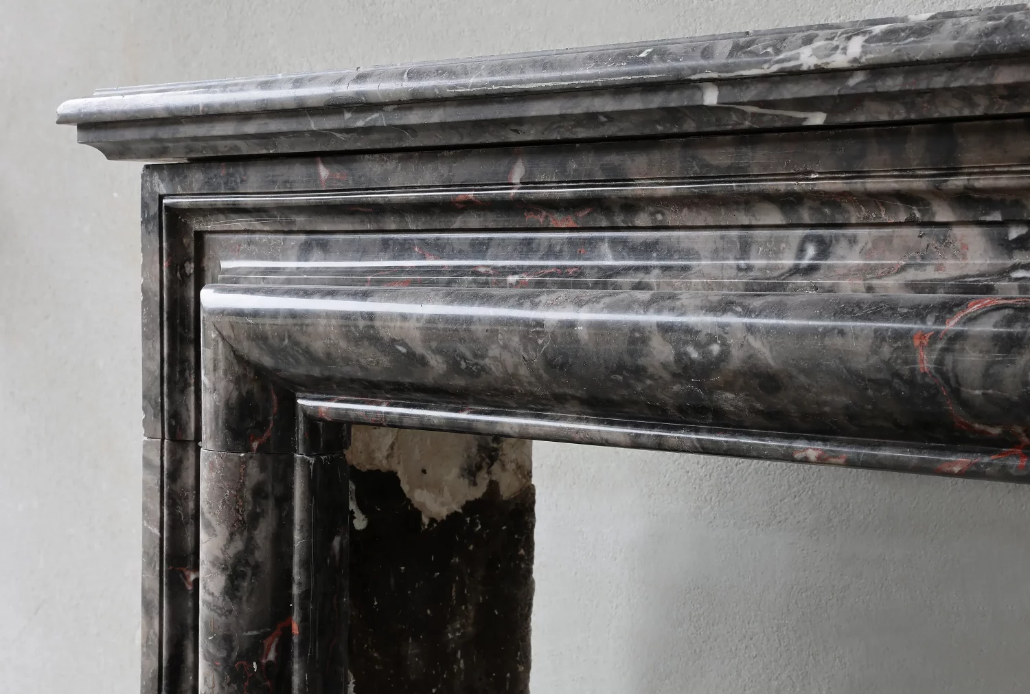 Detail linke obere Ecke, antike Kaminfassung aus grauem Marmor, Patina und Profil, ca. 1860–1880, Ref 1576