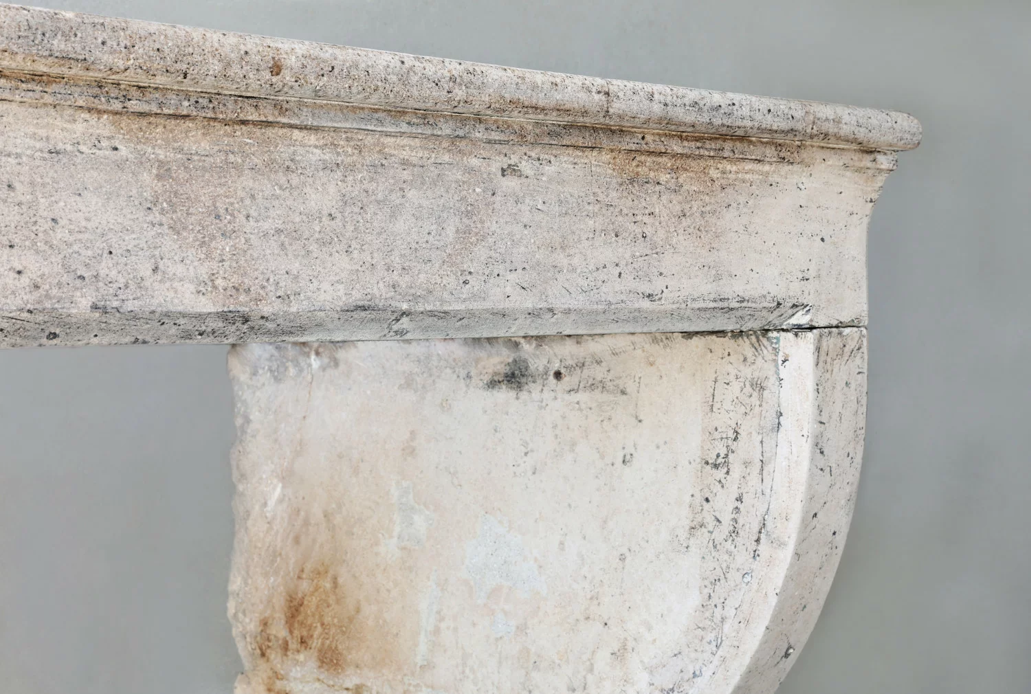 alte kamin von französischer kalkstein