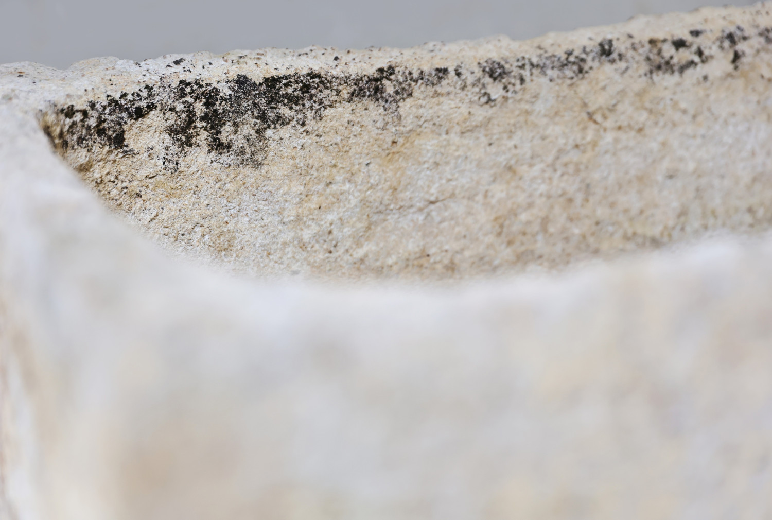 alte spüle von französischer kalkstein