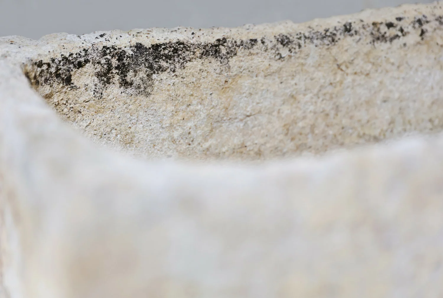 alte spüle von französischer kalkstein