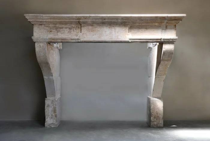 Antiker schloss kamin